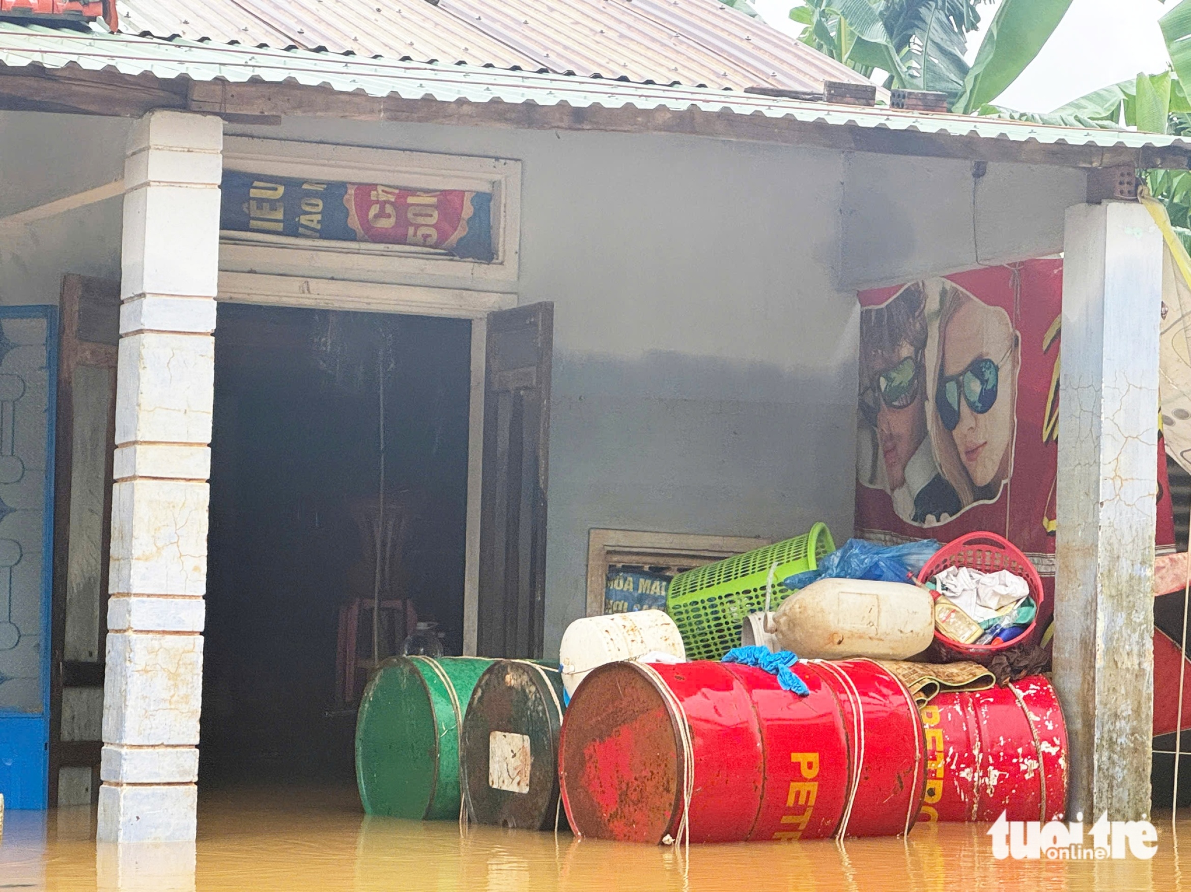 洪水中心的恐怖之夜和四天三次水位涨落